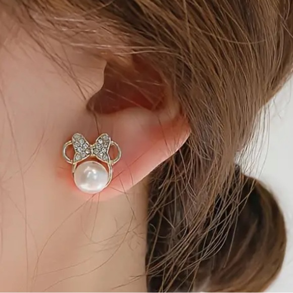 Delicate Faux Pearl Mouse Head earrings - Picture 2 of 3